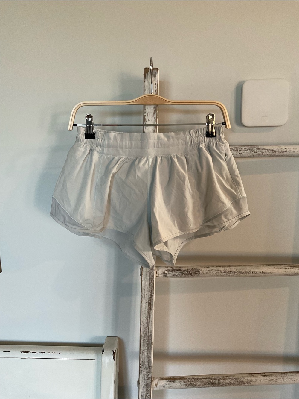 Lululemon Hotty Hot Short Off White Built in Brief Size 10 Nylon Zip Pocket 4”
